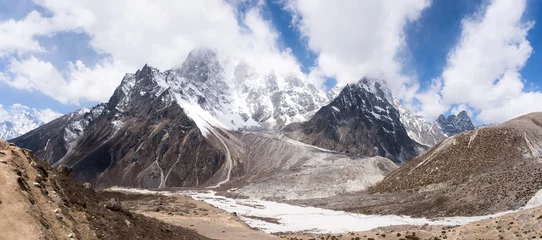 Crédence de cuisine en verre imprimé Everest Fuming mountains of Himalayan Ranges, on the way to Everest Base Camp