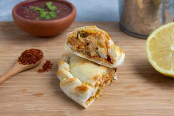 empanadas rellenas en la mesa con ingredientes