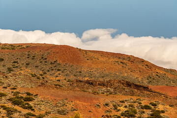Paisaje con vegetación y nubes en el Parque Nacional del Teide, isla de Tenerife.