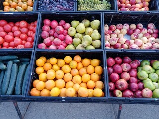 Frutas como peras, naranjas y uvas en el mercado