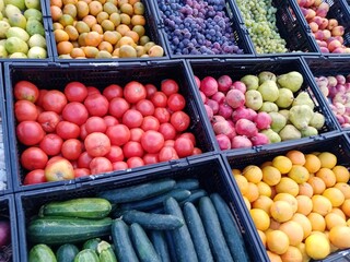 Frutas y verduras  en cajas en el mercado