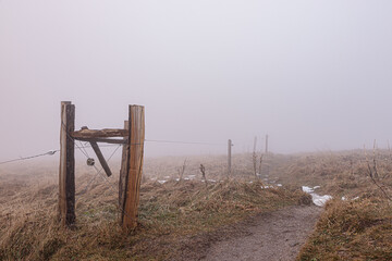 Cl&ocirc;ture dans le brouillard