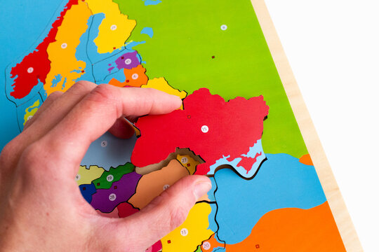 Ucraina, unione europea, pezzo del puzzle, inserire con la mano