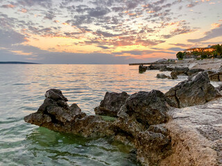 Felsen an der Küste von Mandre, Insel Pag, Kroatien