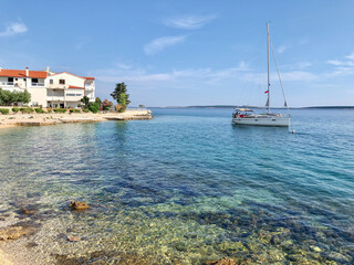 Segelschiff in der Bucht in Mandre, Insel Pag, Kroatien
