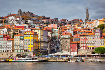 Portugalia Porto kolorowe domy ulice dzielnica Ribeira - obrazy, fototapety, plakaty