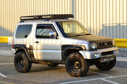 Suzuki Jimny , April 21st 2022, 4x4  Vvt 2005 model parked in front of an industrial building.