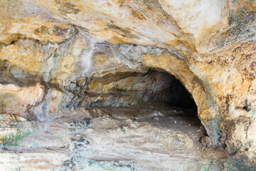 zagłębienie w ścianie jaskini olsztyńskiej