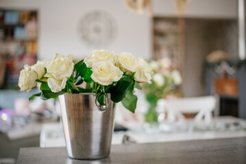 Fototapeta Białe róże na stole w nowoczesnym wnętrzu obraz