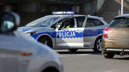 Fototapeta  Policjant policji drogowej podczas kierowania ruchem z lizakiem do zatrzymywania pojazdów. obraz