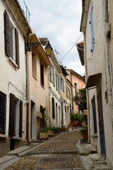 Fototapeta na wymiar Rue du centre-ville ancien d’Arles en Provence, France 