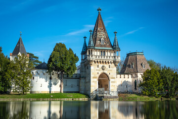 Die Schlösser von Laxenburg befinden sich in der Gemeinde Laxenburg in Niederösterreich etwa sechs Kilometer südlich der Landesgrenze zum Bundesland Wien. 