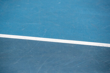 Clean blue tennis court - obrazy, fototapety, plakaty