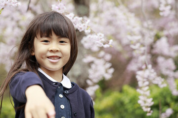 女子小学生と桜 (7歳)