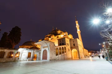 Fototapeten Fatih Mosque in Istanbul at night. Ramadan or kadir gecesi background © senerdagasan