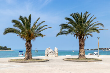 Promenade mit Palmen in Novalja, Insel Pag, Kroatien