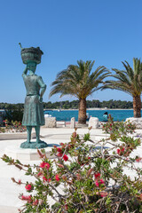 Statue Frau mit Bottich auf dem Kopf in Novalja, Insel Pag, Kroatien