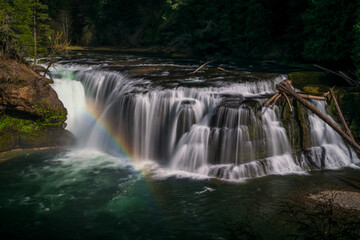 Obraz premium Waterfall with rainbow 