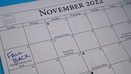 Calendar reminder to fall back on November 6, 2022, when Daylight Saving Time ends.