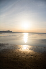 美しい湖の夕暮れ
