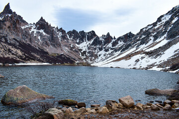 Lago y monta&ntilde;as