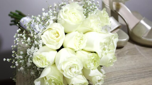 Ramo de novia rom&aacute;ntico blanco 