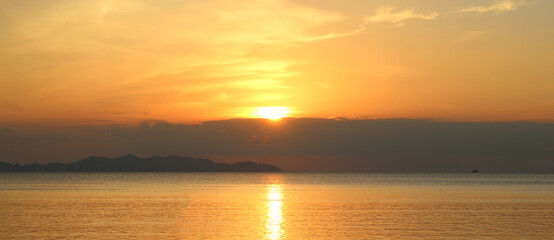 Naklejka premium sea at sunset panorama, website banner