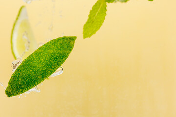 水中のライムとミント © ryo