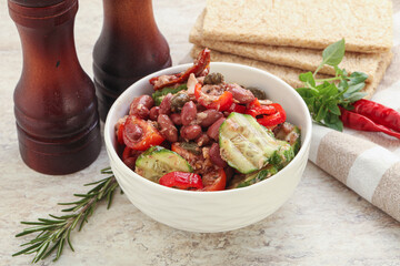 Tuna salad with bean and tomato