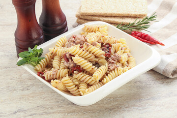 Pasta with tuna and tomato