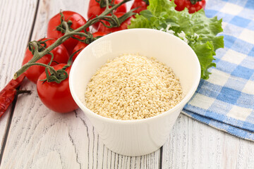 Raw sesame seeds in the bowl