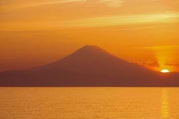 Fototapeta premium 富士山に沈む夕日