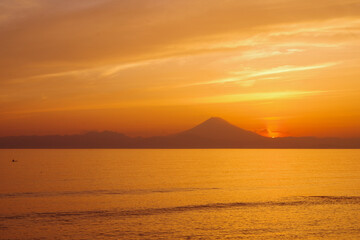 Naklejka na ściany i meble 富士山に沈む夕日