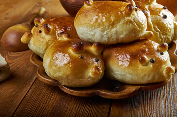 Children's pies figurines of piglets © Fanfo