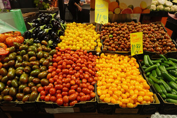 Fototapeta na wymiar feira livre ou bancas de comida em um mercado de frutas, verduras e legumes