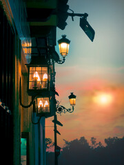 Calle con farol encendido