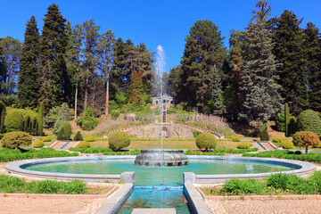 parco con fontana a varese, italia	