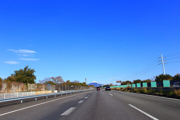 東名高速道路をドライブ　秋の富士山