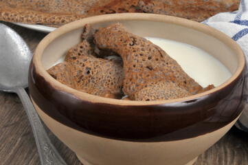 Repas traditionnel breton avec des galettes et du lait Ribot servi dans un bol
