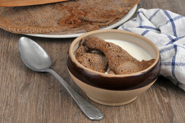 Repas traditionnel breton avec des galettes et du lait Ribot servi dans un bol