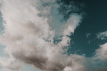 Obraz premium Blue sky with puffy clouds for background. Atmospheric phenomena in formation of precipitation.