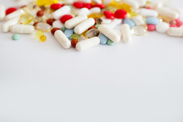 Lekarstwa i witaminy w tabletkach rozsypane na białym tle, suplementacja diety, leczenie przewlekłe, farmacja