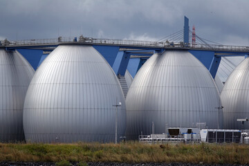 Gastanks im Hamburger Hafen