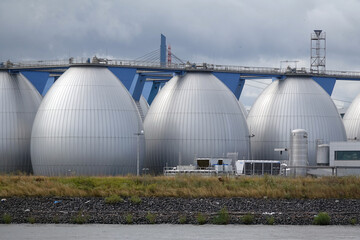 Gastanks im Hamburger Hafen