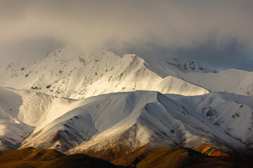 Herfst in Denali National Park Alaska  besneeuwde bergen met vers gevallen sneeuw.