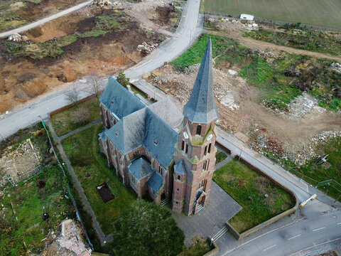 Kirche in Kerpen Manheim, kurz vor ihrem Abriss. Das Dorf muss f&uuml;r Braunkohle weichen