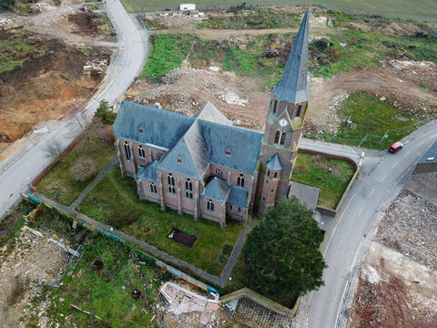 Kirche in Kerpen Manheim, kurz vor ihrem Abriss. Das Dorf muss f&uuml;r Braunkohle weichen