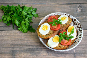 healthy sandwiches with boiled eggs, tomatoes and parsley,close-up