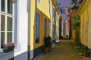 Obraz premium Lier (Begijnhof), Belgium - April 9. 2022: View on typical belgian narrow cobblestone alley with rural old homes in medieval unesco heritage village