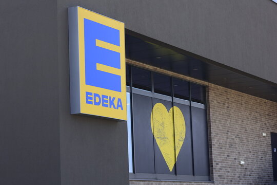 Haueneberstein, Deutschland  22. April 2022 Nahaufnahme eines Werbeschildes von Edeka Haueneberstein